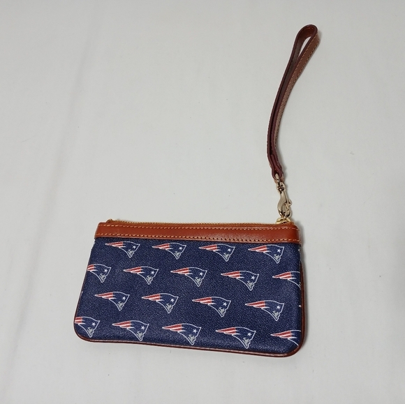 Dooney And Bourke New England Patriots Leather Wristlet. - Picture 2 of 7